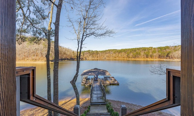 Logan Cabaña | Luxury Lakefront Cottage w/ Kayaks and SUPs