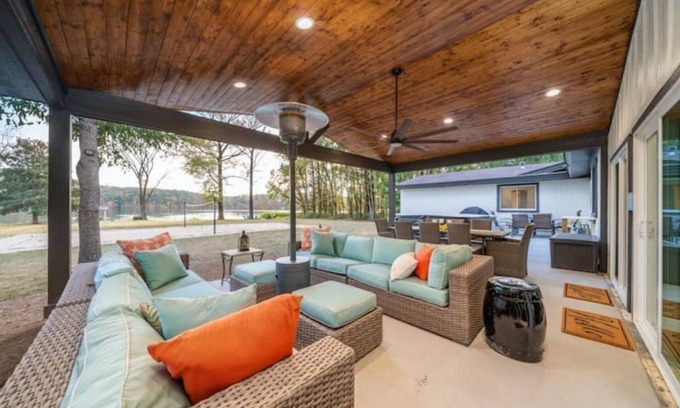 Jones Mills Casa | Luxury Lakefront Escape, Beach Volleyball, Kayaks, Fire Pit Hot Tub & Game Room!