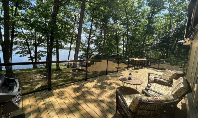 Tweed Cabaña | Luxury Lakefront Escape The Rock Cottage