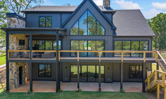Reed Creek Casa | Luxury Lakefront Getaway - Space Galore