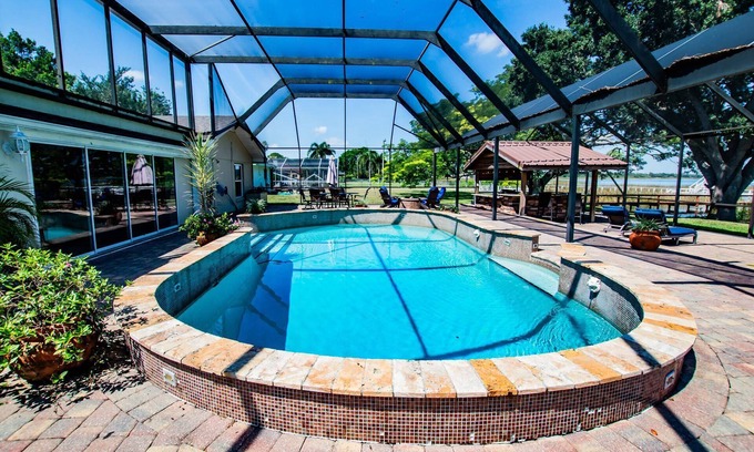 Lake Hamilton Casa | Luxury Lakefront | Heated Salt Pool, Dock & Kayaks | Home Theatre & EV Charger | Near Theme Parks