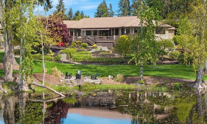 East Lake Hills Casa | Luxury Lakefront Retreat. #Bellevue #lakefront #vacation