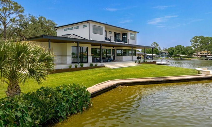 Granite Shoals Casa | Beachy Vibes & 5-Star Comfort - Spacious Living, Gym, Pool & Pickleball Court