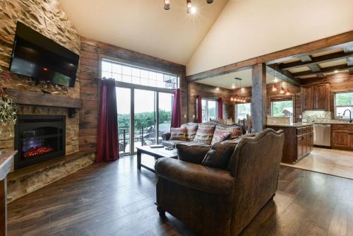 Indian Point Casa | Luxury Lakefront Villa MiniGolf HUGE POOL Kayaks 2Mi to SDC Dock