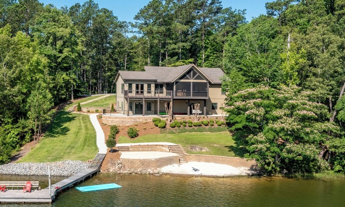 Jacksons' Gap Casa | Luxury Lakehouse! Sleeps 15, Pets Welcome!