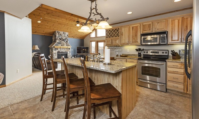 Arkdale Condominio | Luxury Lakeside living at Northern Bay Resort. Houses 13 with Exclusive BunkRoom