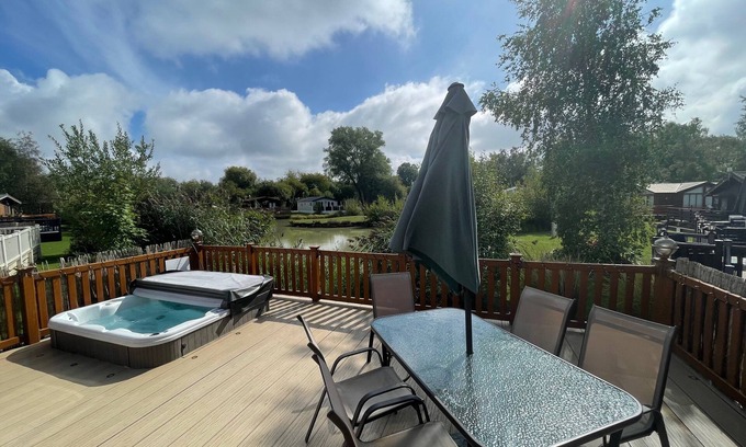 Tattershall Cabina | luxury lakeside lodge with a sunken hot tub on bull rush a peaceful feature lake @Tattershall lakes