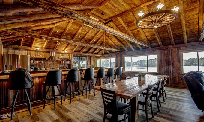 Tomahawk Cabina | Luxury Lakeside Lodge on Beautiful Somo Lake