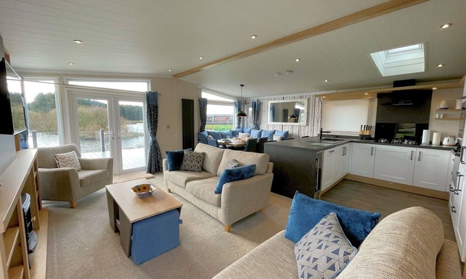 Lockerbie Casa | Luxury Lakeside Lodge with HTub Beautiful Views Pass the Keys