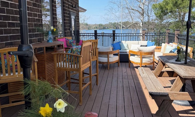 Minocqua Cabina | Luxury Lakeside Penthouse Lodge with Boatslip and Bunk Room!