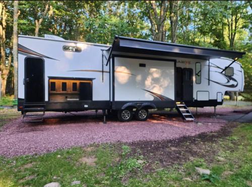 Hamlin Otro | Luxury Lakeside Retreat - The Cozy Wondrous Weekendator