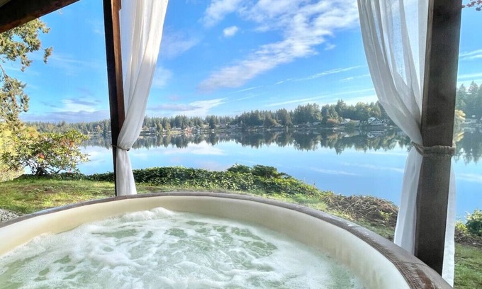 East Olympia Casa | Luxury Lakeside Retreat-S'mores Hot tub Watersports