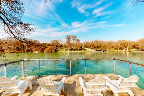 McQueeney Casa | Luxury Lakeside Stunner