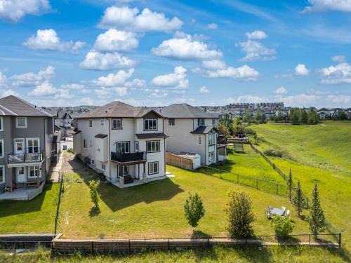 Kincora Casa | LUXURY LAKEVIEW HOME - 2500sqft of private space with 5 Beds, 4 Bath, 2 Living Rooms, Kitchen, AC, Jacuzzi, 10 Guests Max, Basement Not Included, 18-min to Airport, 20-min to Downtown, 80-min to Banff