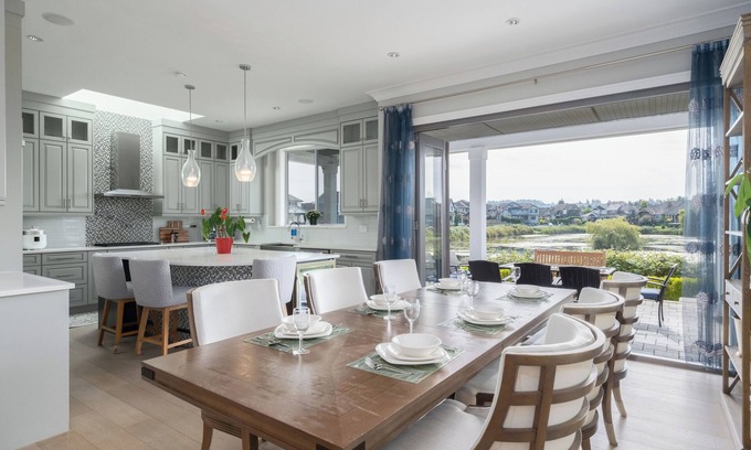 Surrey Casa | Luxury Lakeview Retreat – Morgan Creek Golf Stay