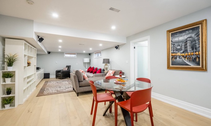 Lakeview Apartamento | Luxury Lakeview Walkout Basement Apartment
