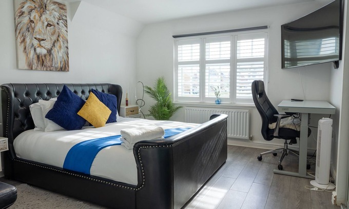 Basildon Casa | Luxury Langdon Hill Retreat | Jacuzzi Hot Tub| Gym Equipment | Basildon