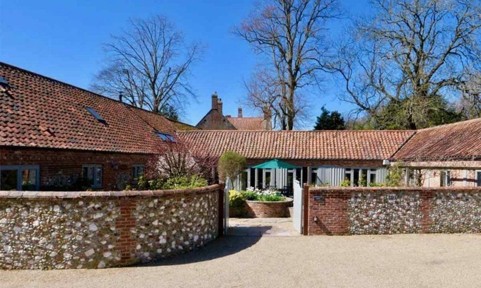 Fakenham Casa | Luxury Large Barn Close to North Norfolk Beaches