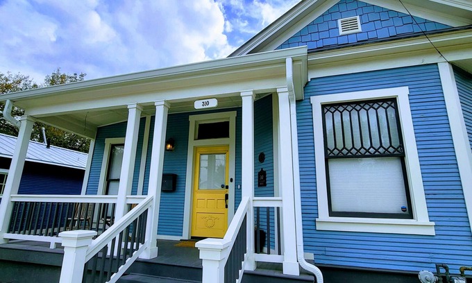 Southtown Casa | Luxury Lavaca Historic Downtown SA walk to Hemisfair, conventions, Riverwalk