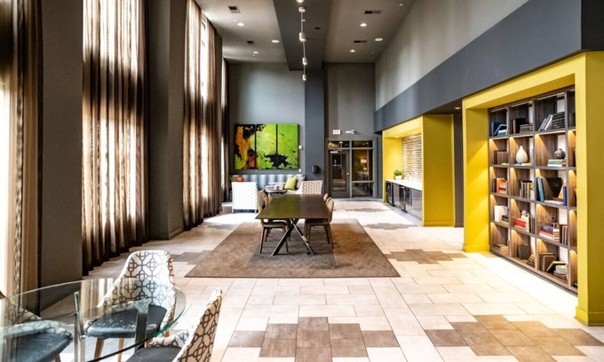 Forest Park Condominio | ~ Luxury Living: 2BR near Downtown Spots! ~