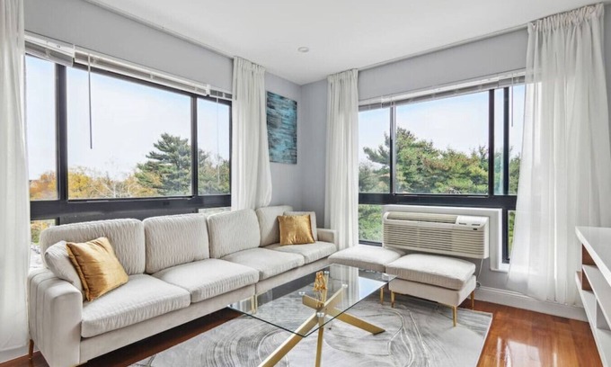 Southeast Yonkers Apartamento | Luxury Living NYC! Gym+FreeParking+GameRoom+Deck!