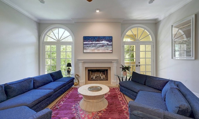 St. Tropez Condominio | Luxury Living on Lake Austin- Monthly Furnished Rental