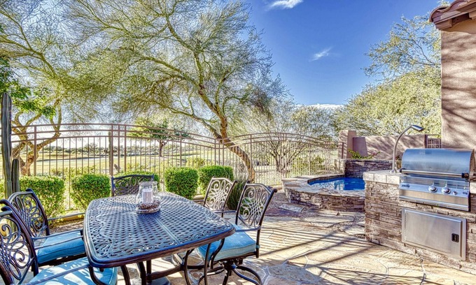 Talon Retreat Casa | Vida de lujo con patio trasero privado al campo de golf.