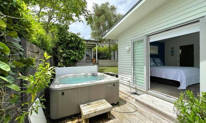 Narrow Neck Casa | Luxury Living Steps from Narrow Neck Beach!