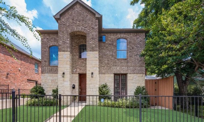 Knox - Henderson Casa | Luxury Living - Uptown Dallas - Sleeps 8!