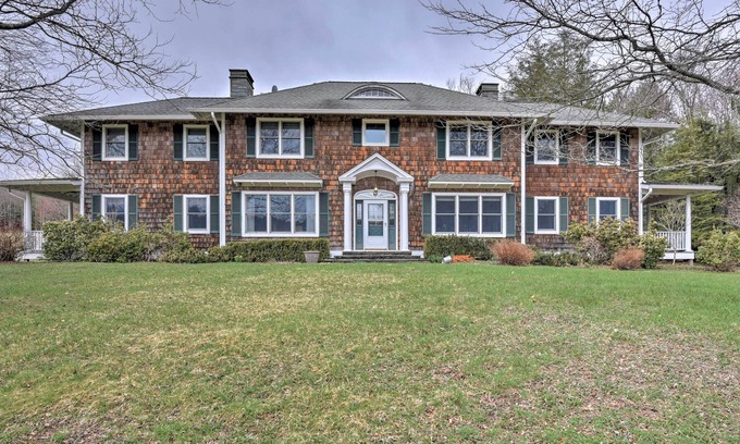 Livingston Manor Casa | Casa de lujo Livingston Manor w / Guest House y piscina!
