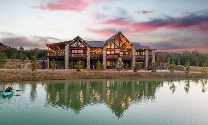 Broken Bow Cabina | Luxury Lodge for 40 Guests Covered Event Patio Lakeside Escape on 70 Acres