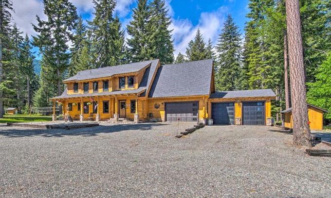 Cle Elum Casa | Luxury Lodge Hot Tub, Snowmobiling and ATV Access!