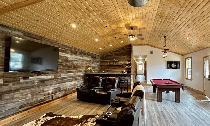Waynoka Cabina | Luxury Lodge near Little Sahara. Perfect for Outdoor Adventure & Family Retreats