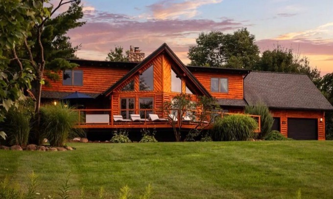 Traverse City Cabina | Luxury Lodge overlooking both Grand Traverse Bays