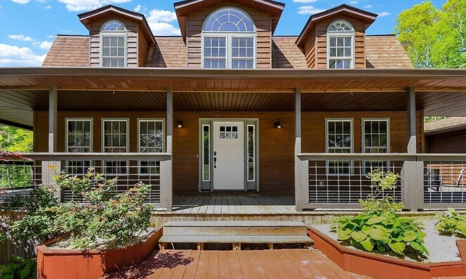 Lancaster Cabina | Luxury Lodge w/ Gourmet Kitchen, Hot Tub & Wood Burning Fireplace! Pet Friendly