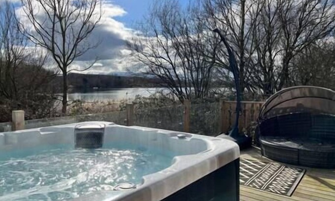 Carnforth Cabina | Luxury Lodge with Lake View and Hot Tub
