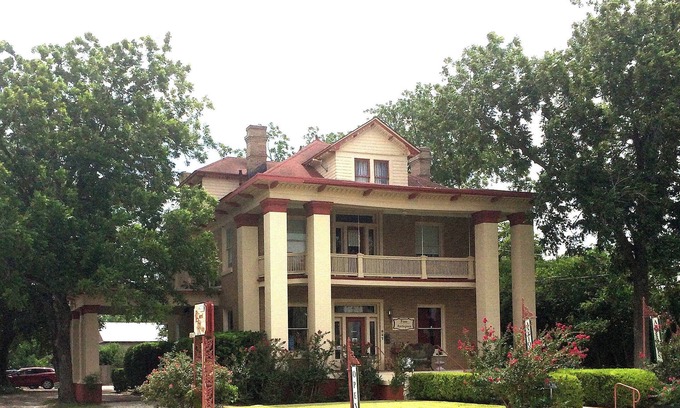 Gonzales Casa | Alojamiento de lujo, antigüedades, Navidad y regalos donde comenzó la historia de Texas