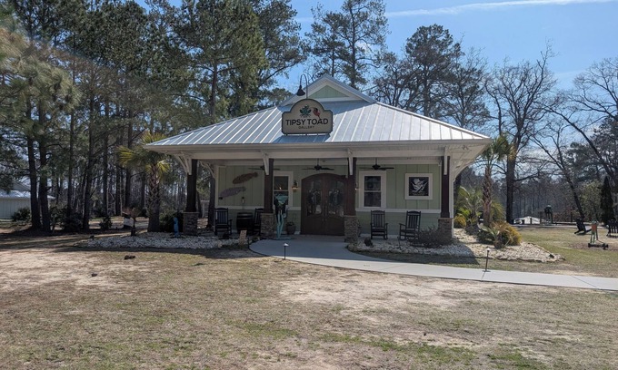 Elizabethtown Complejo | Luxury Lodging, Lakefront View, King Bed w/Private Bath, Private Patio, Full Efficiency Kitchen. Pet Friendly