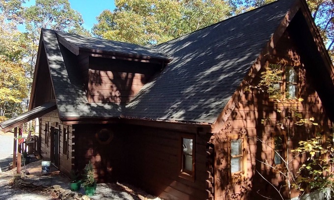 Townsend Cabina | Luxury Log Cabin adjoins GSMNP . Magnificent Views , Nature Lovers Paradise !