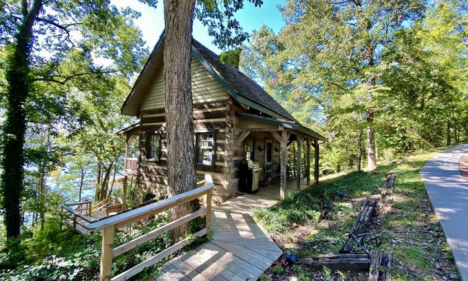 Dandridge Cabina | Log Cabin de lujo y 70 acres en el lago Douglas