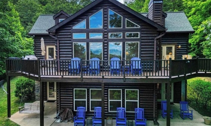 Hayesville Casa | Luxury Log Cabin Hideaway Near Lake Chatuge w/ 2 Master Suites