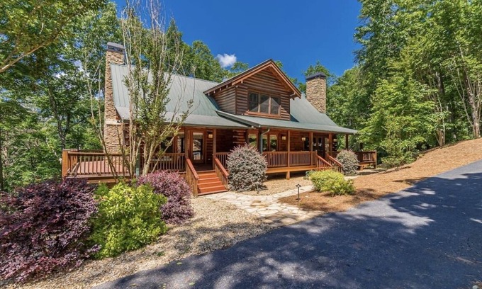 Dahlonega Cabina | Luxury Log Cabin + Hot Tub + Mins to Downtown Dahlonega