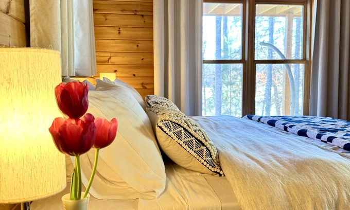 Park Rapids Cabina | Luxury log cabin on nearly 2 acres with dock, beach, and water toys!