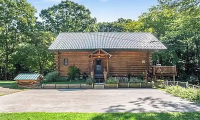 Fountain Cabina | Luxury log cabin w/ access to Ford Lake! Sleep 14