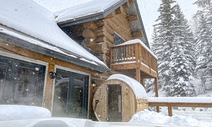 Highland Meadows Casa | Luxury log cabin with hot tub, sauna, lap pool, game room, & home gym