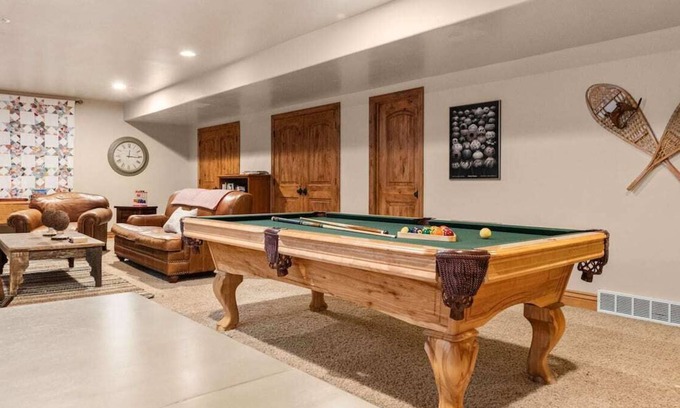 Park City Casa | Luxury lower level 3br Suite. fireplace & Pool table. High quality beds & beddin