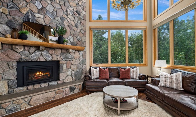 Lutsen Apartamento | Luxury Lutsen Townhome Ski in Ski out Pool Hot Tub Fire Pits
