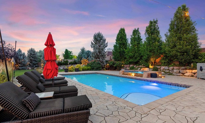 Draper Casa | Luxury Mansion *Sleeps 20 *Pool *SportCrt *Theater * Gym * Hot tub & Games