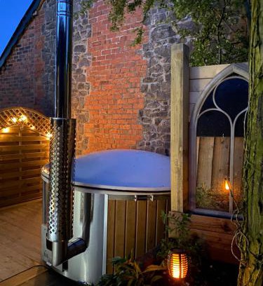 Pontesbury Casa | Luxury Mary's Croft with Swedish Hot tub and BBQ HUT