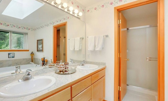 Kenmore Casa | Luxury Master bedroom and private bathroom: jacuzzi/ hot tub .